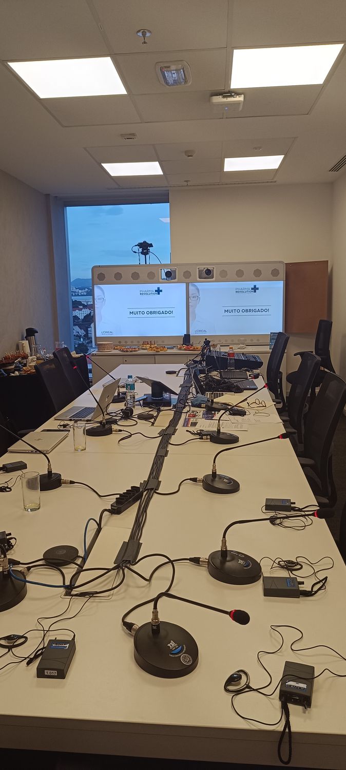 Mesa de reunião com microfones de conferência