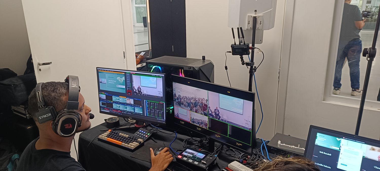 Notebooks e monitores na régie técnica